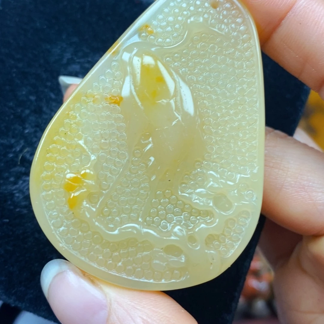 未镶嵌石英质玉（黄龙玉）颈饰