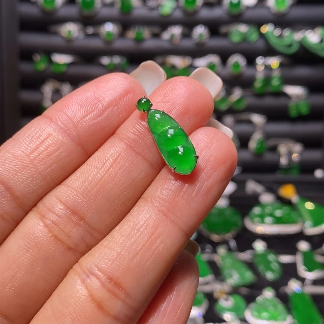 翡翠颈饰18K金镶嵌福豆吊坠