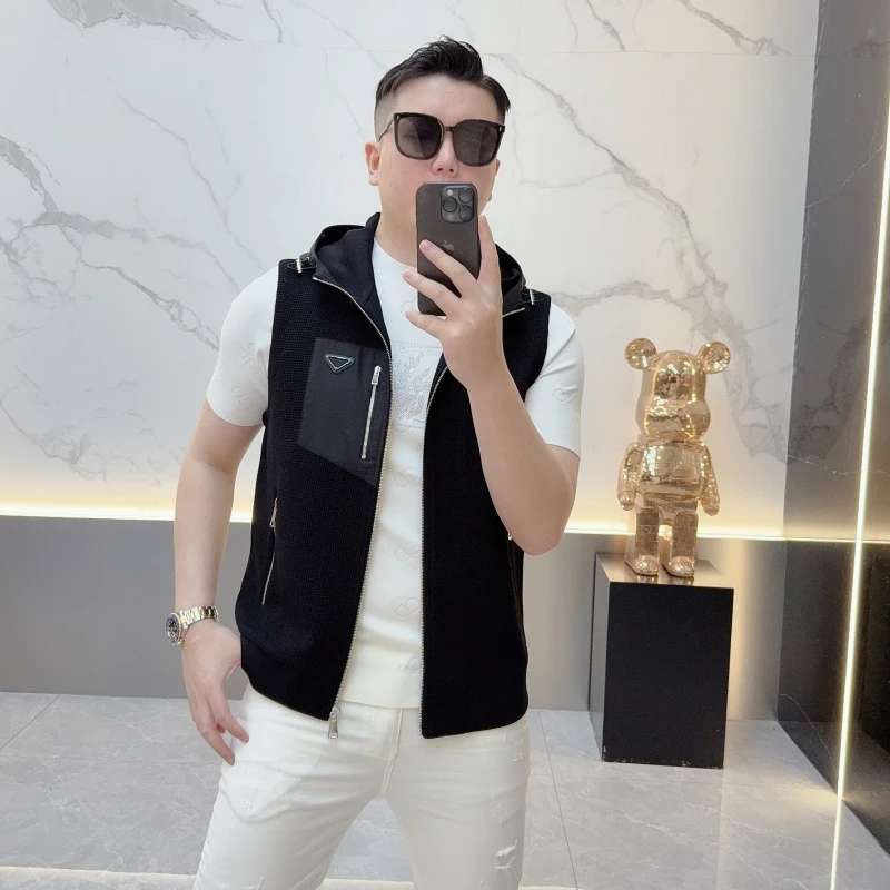 2025秋季新款潮牌连帽马甲男徽章帅气修身休闲时尚百搭针织外套男