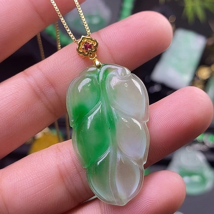 翡翠未镶嵌吊坠(赠链)