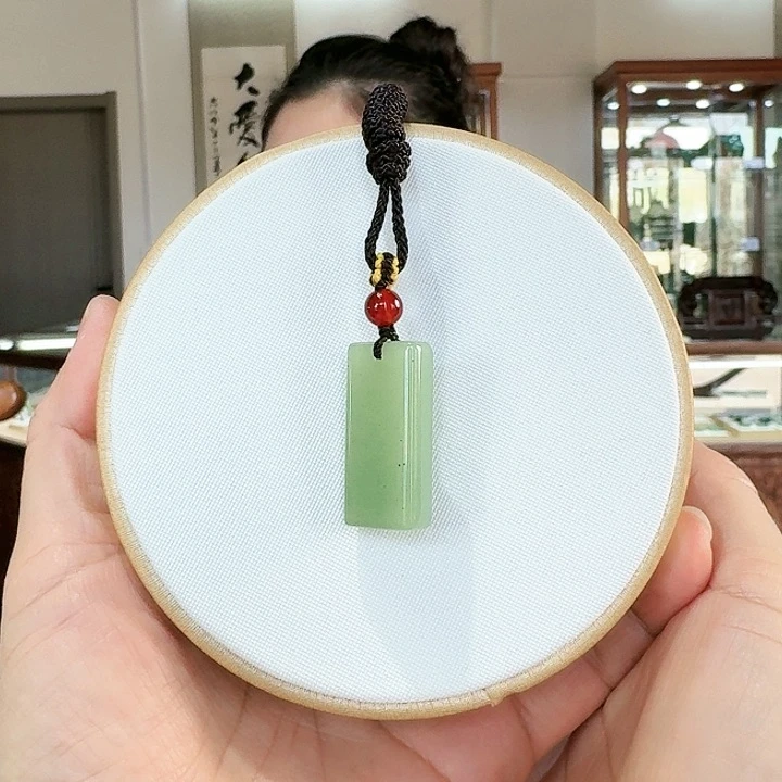 密玉（石英质玉）吊坠合金