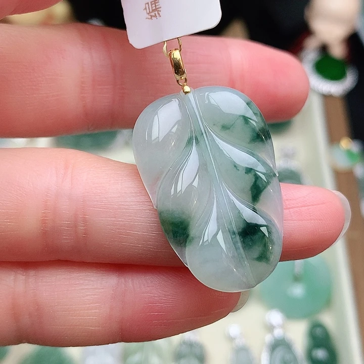 颈饰18K金镶嵌翡翠