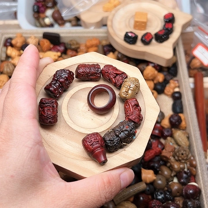 今****片木头雕刻的艺术作品