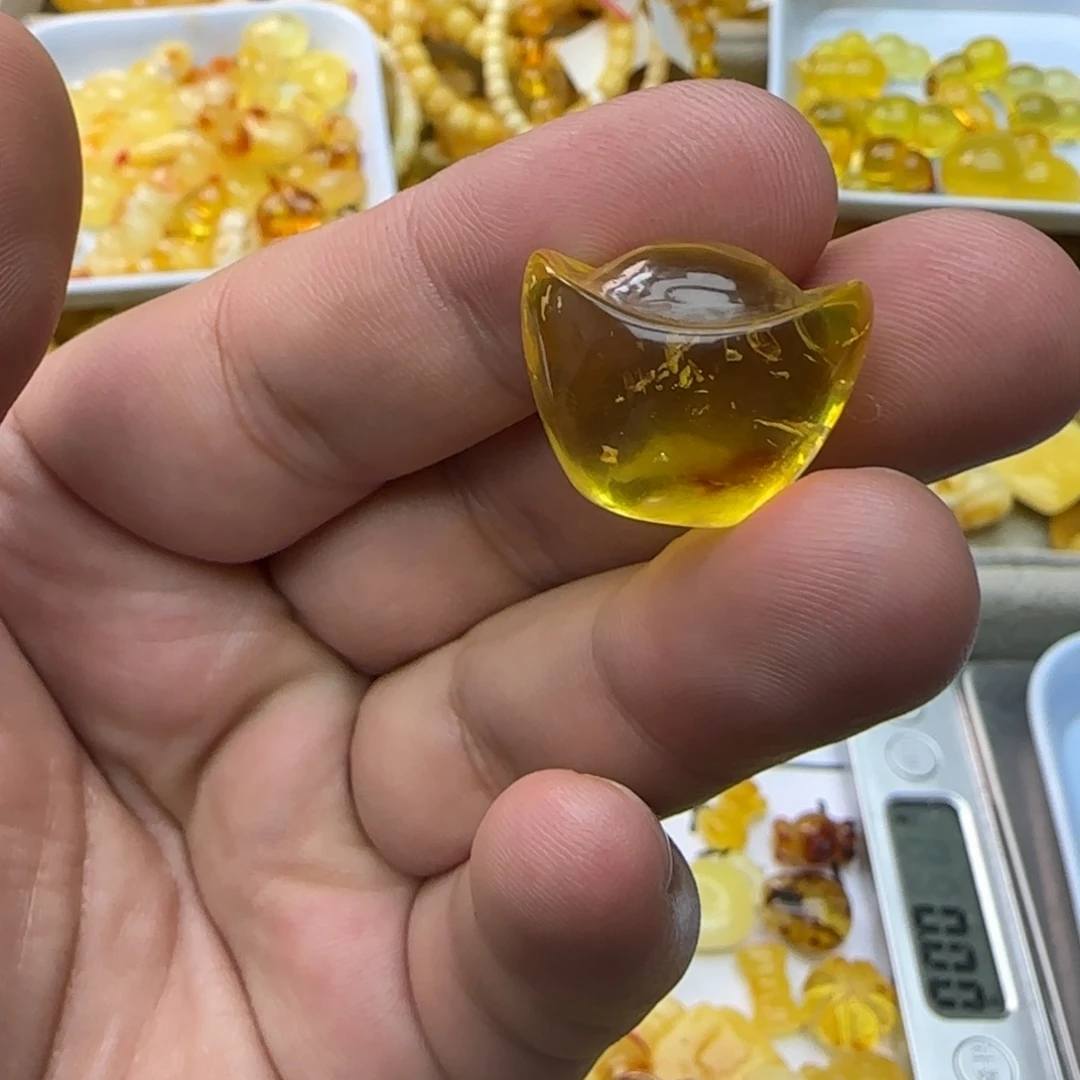 琥珀未镶嵌裸石3.36克有瑕