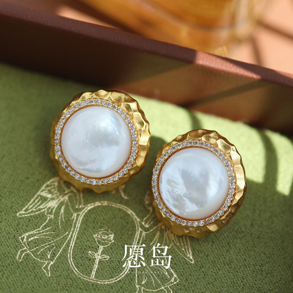 愿岛 黄铜贝壳耳饰 法式复古气质小众炫彩贝壳褶皱金属耳钉EH2455