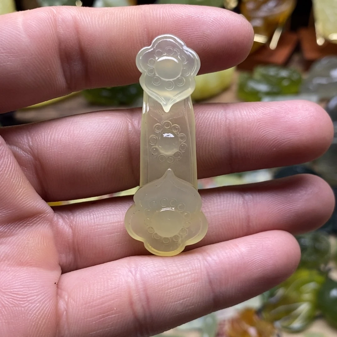 未镶嵌岫玉如意吊坠