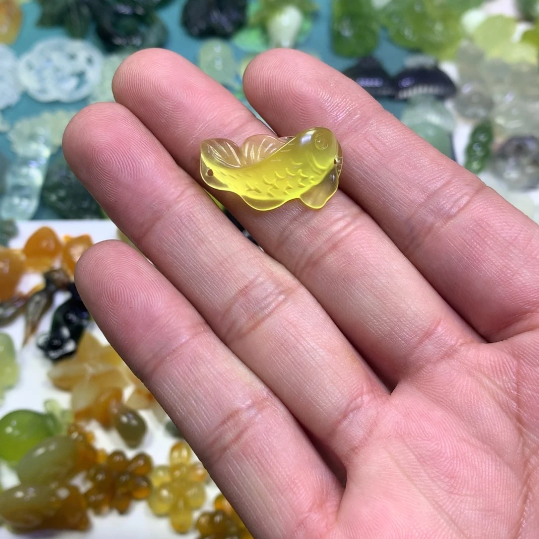 岫玉颈饰未镶嵌锦鲤，下面有棉