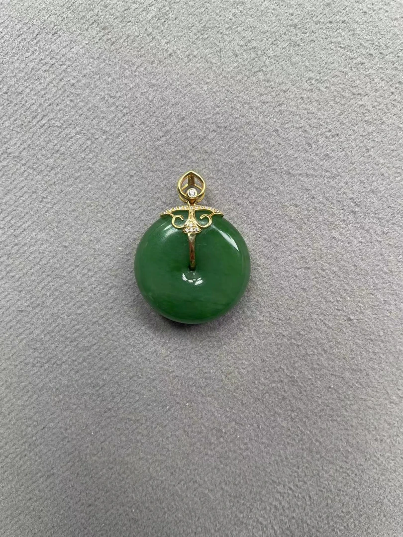 18k金镶嵌和田碧玉大尺寸平安扣吊坠
