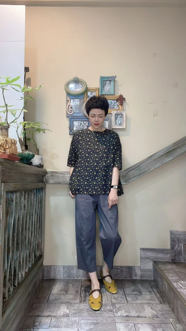 新思维时尚百搭黄花衬衣