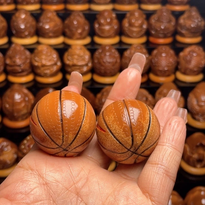 橄榄核把件温**娘橄榄雕刻