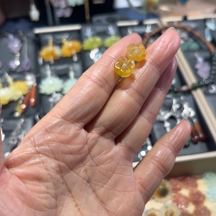 蛇纹石玉未镶嵌耳饰