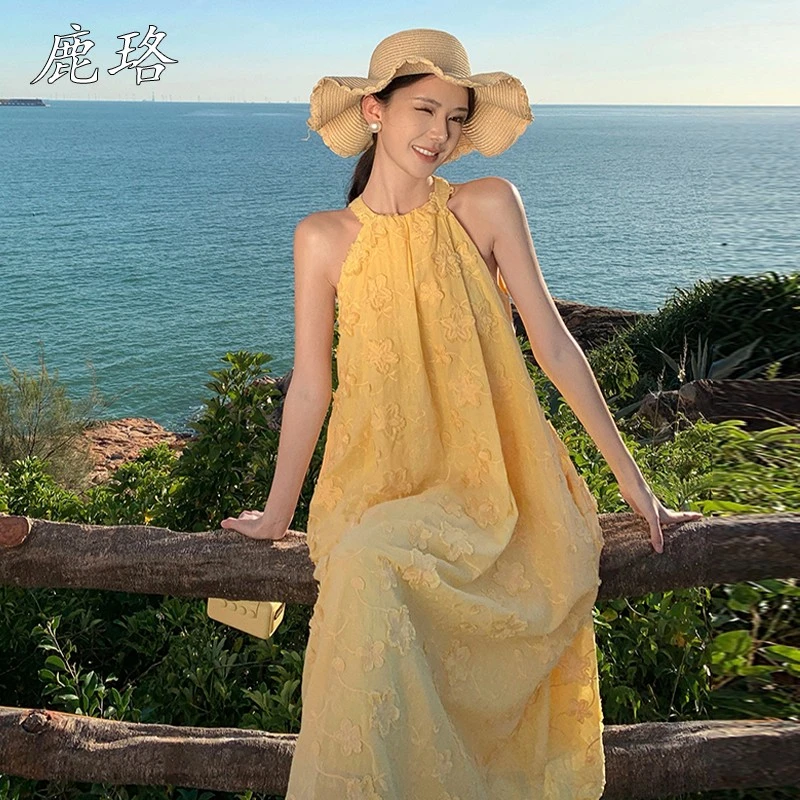 多巴胺旅游穿搭海边度假沙滩裙黄色提花宽松挂脖连衣裙风气质长裙
