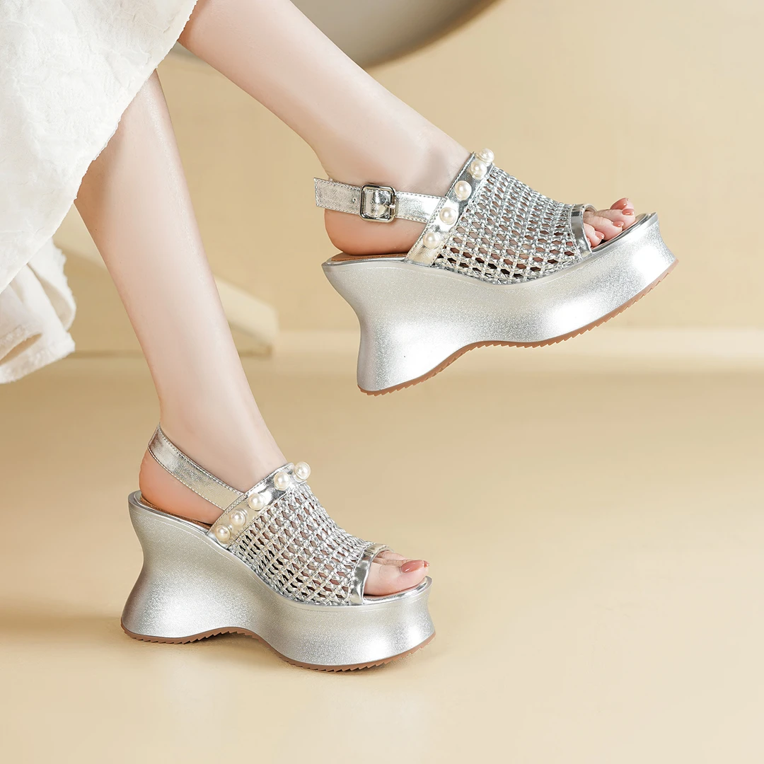 9cm松糕厚底坡跟凉鞋2025夏季新款鱼嘴镂空高跟鞋一字带珍珠女鞋