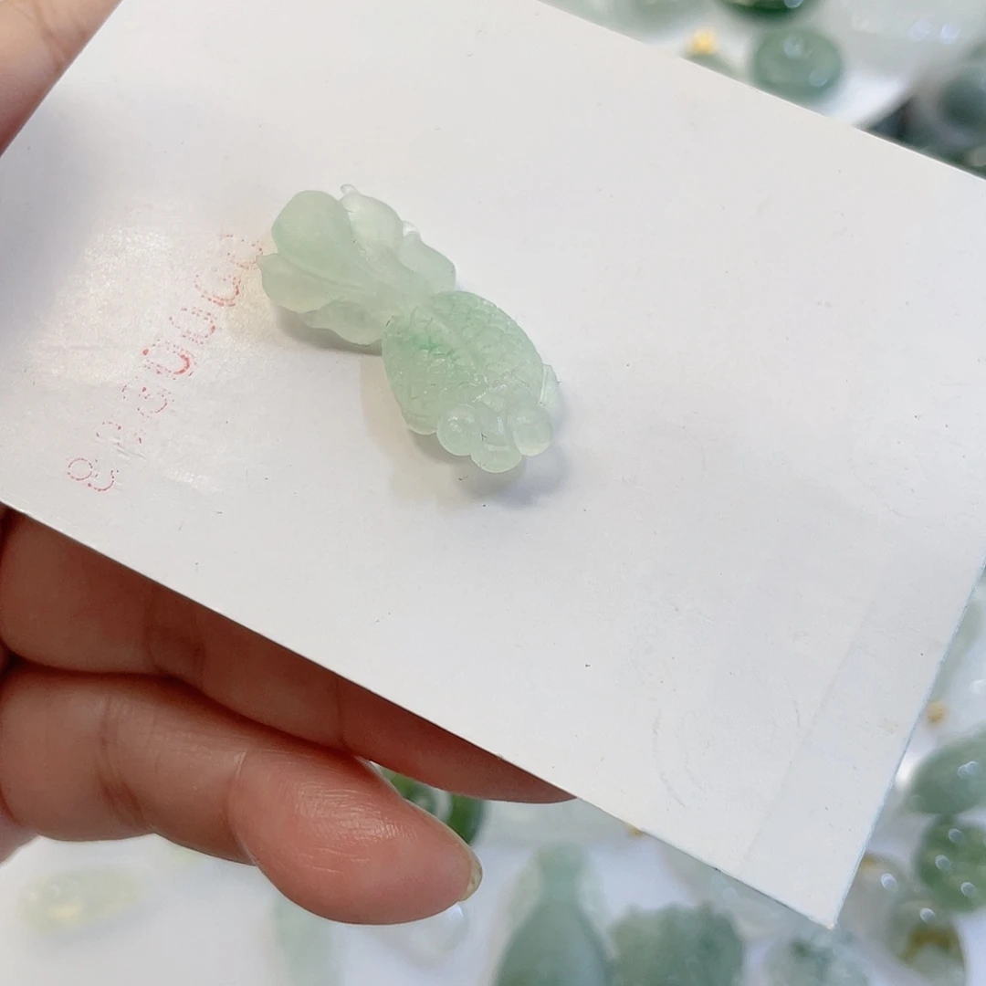 *****翡翠未镶嵌颈饰鱼