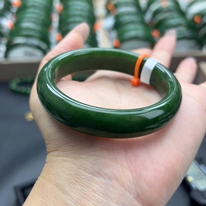 和田玉（碧玉）未镶嵌手镯