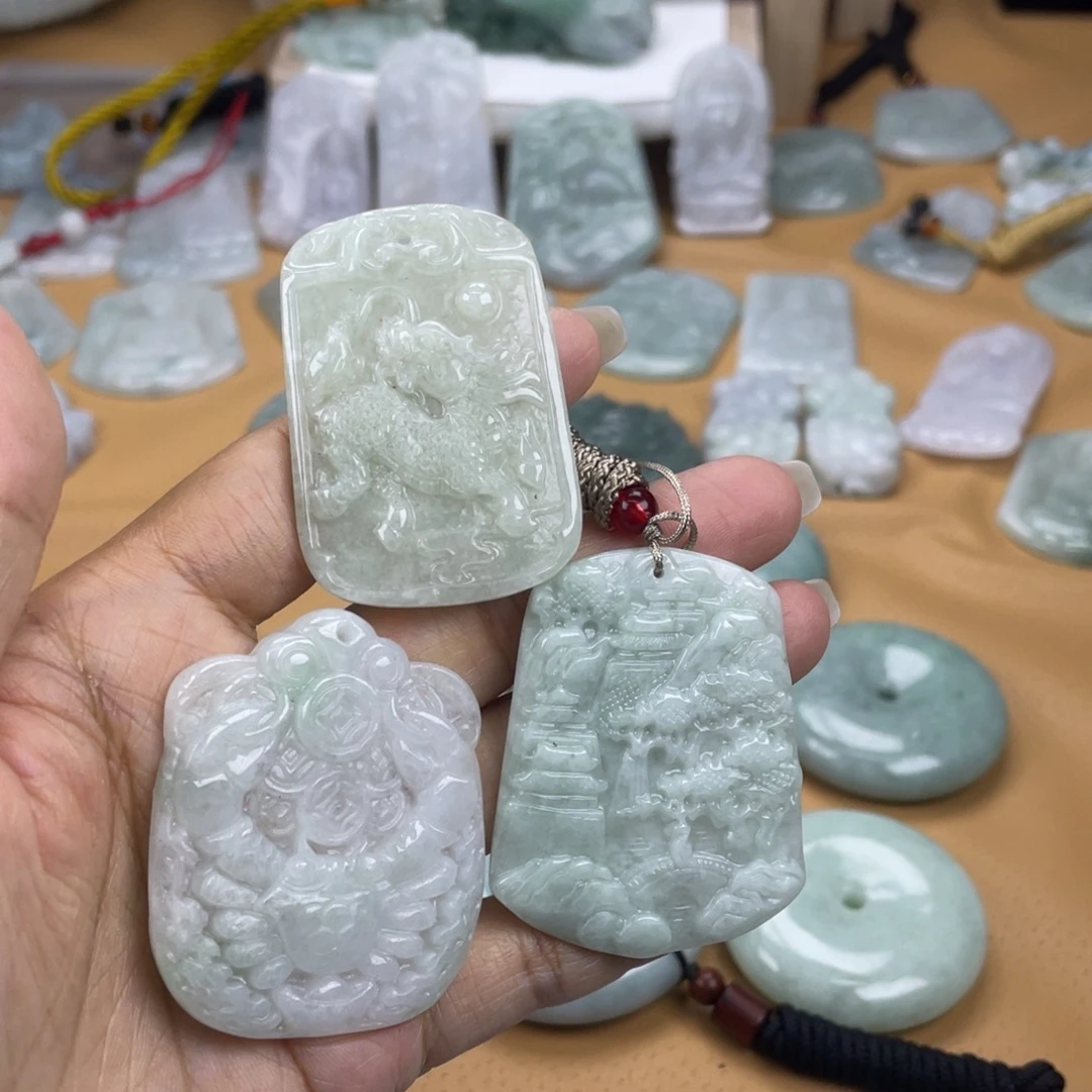 翡翠未镶嵌颈饰翡翠三个，微瑕