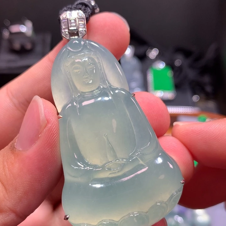 翡翠18K金镶嵌颈饰晴底起光素衣观音