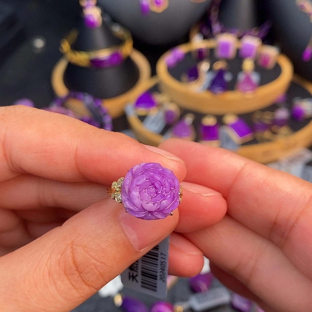 18K金镶嵌苏纪石（舒俱来）戒指