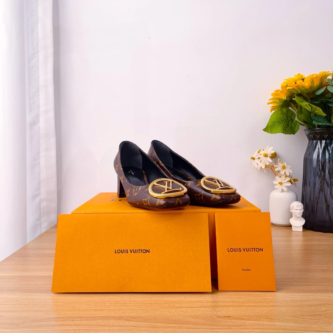 95新 LouisVuitton/路易威登 老花金扣低跟鞋粗跟鞋/37½码/1826