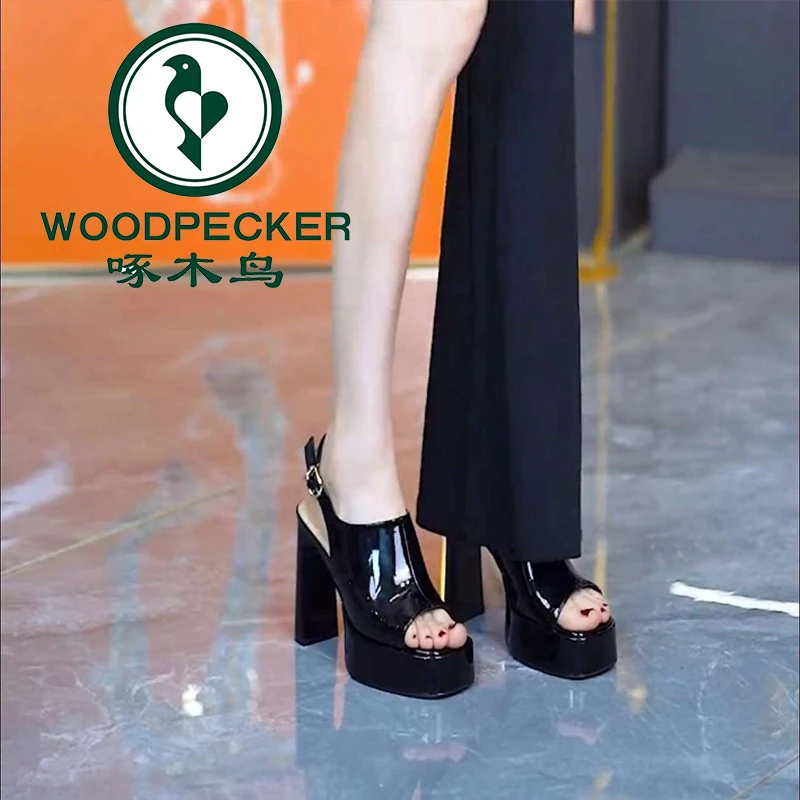 啄木鸟轻奢防水台厚底鱼嘴高跟鞋2025夏季新款粗跟漆皮一字带凉鞋