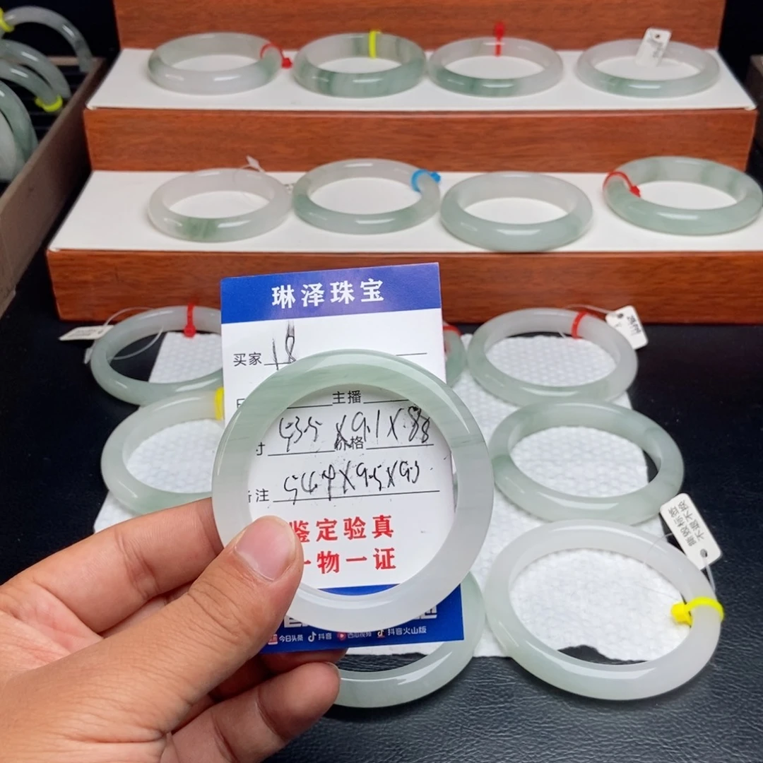 石英质玉手镯未镶嵌18