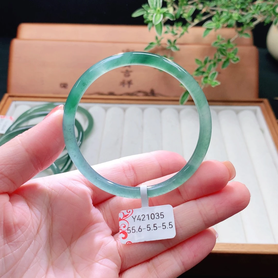 未镶嵌手镯（圆镯）翡翠