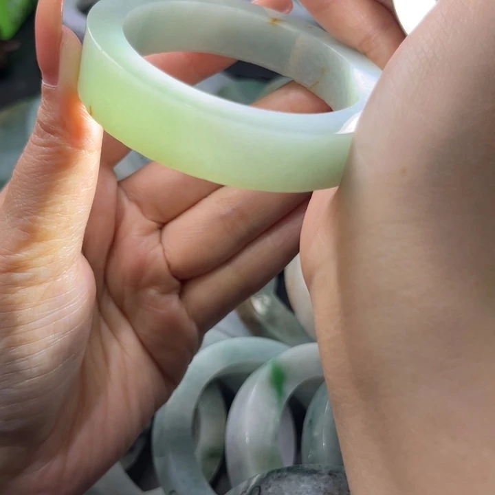 定制翡翠未镶嵌翡翠手镯