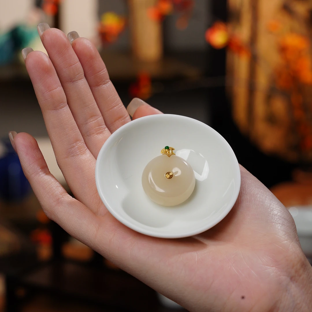 【国色天香】· 睿泽鉴宝· 18K和田玉藕粉平安扣24*12 FHY0102