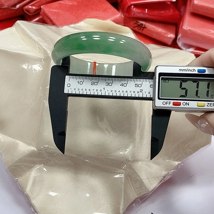 翡翠手镯未镶嵌39。