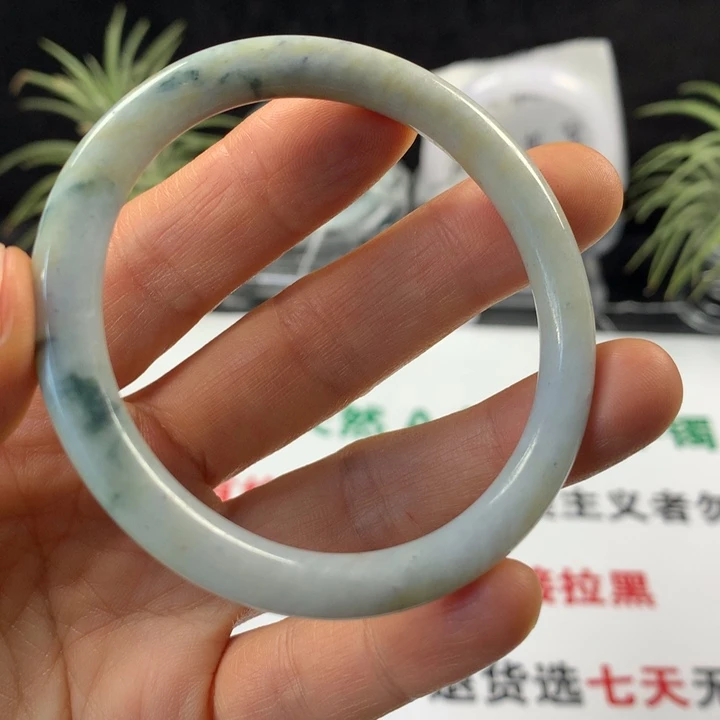 翡翠未镶嵌手镯7号。53.5圈