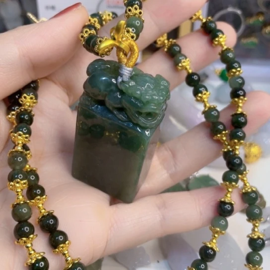 翡翠未镶嵌颈饰皮丘印章