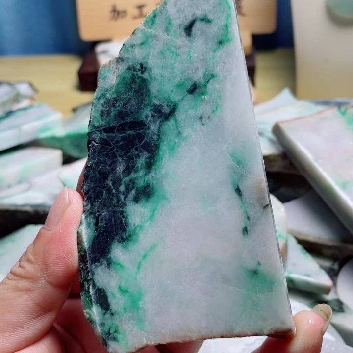 翡翠挂件未镶嵌翡翠