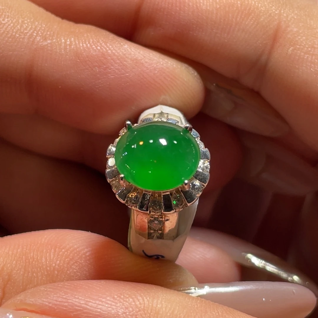 颈饰未镶嵌翡翠绿蛋面