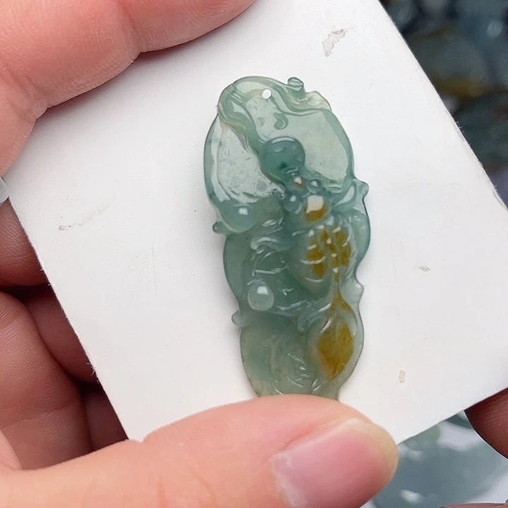 翡翠颈饰未镶嵌金鱼