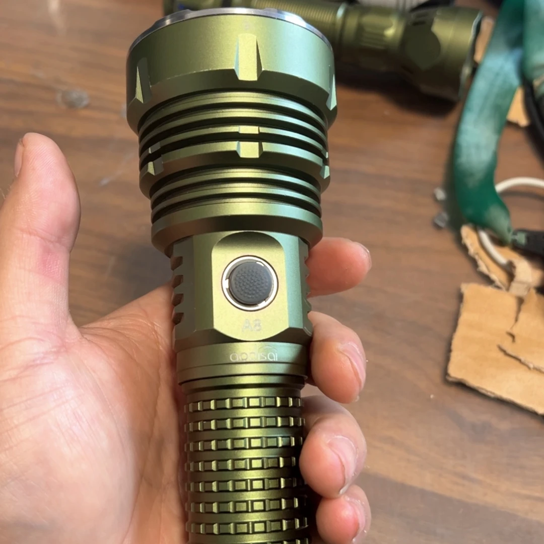 A8强光照射手电筒