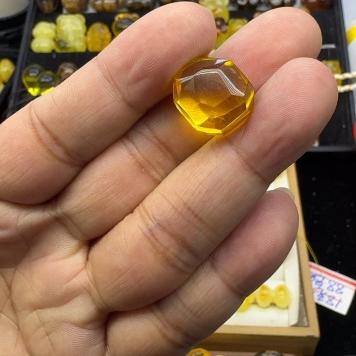 琥珀未镶嵌颈饰蜜蜡切割面