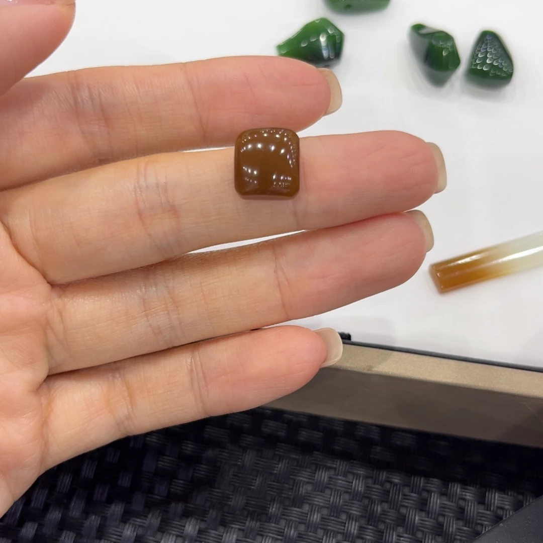 颈饰未镶嵌和田玉（糖玉）