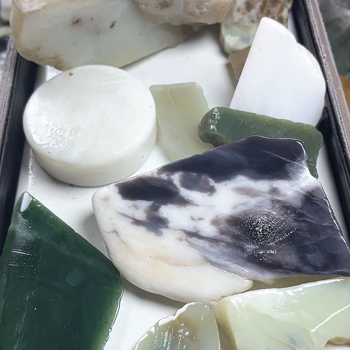 和田玉（糖玉）和田玉边角料9K金镶嵌『****』