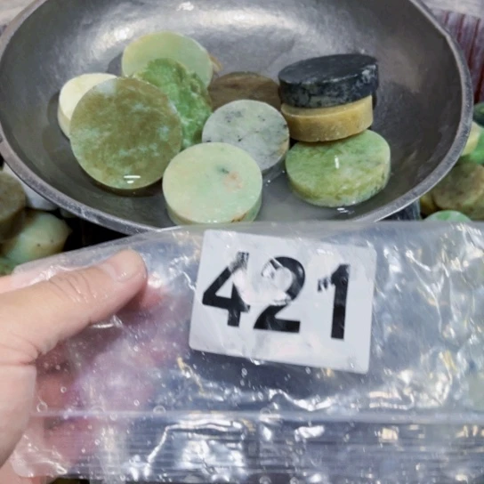 未镶嵌蛇纹石玉珠宝奇石