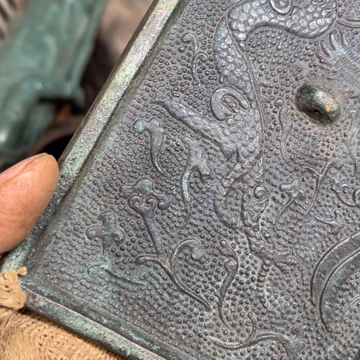 孤***狼一物一图，工艺品。