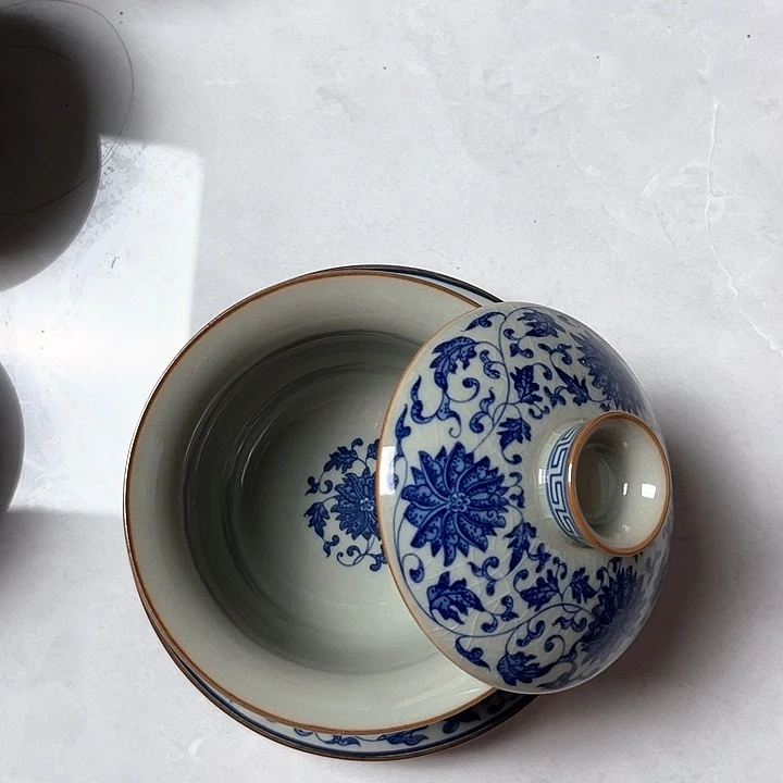 青花缠枝莲元宝盖碗