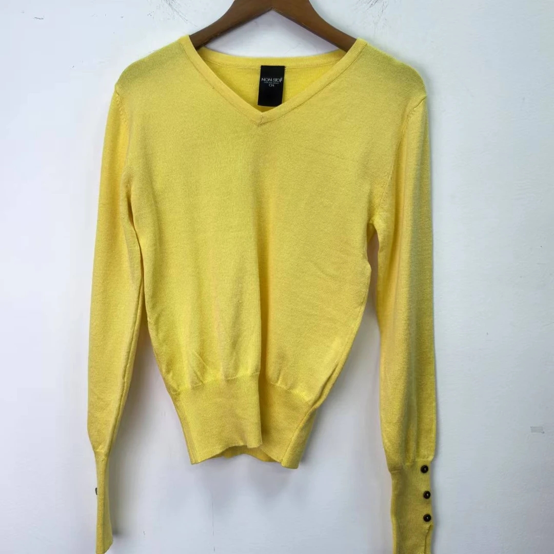 E3 纯色V领袖口纽扣针织衫