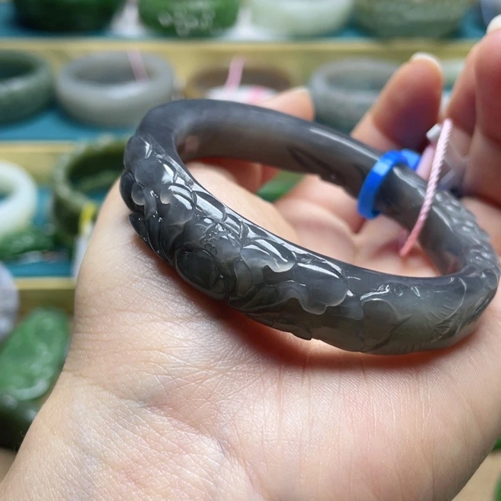 和田玉手镯57圈口。编号78贵妃镯未镶嵌