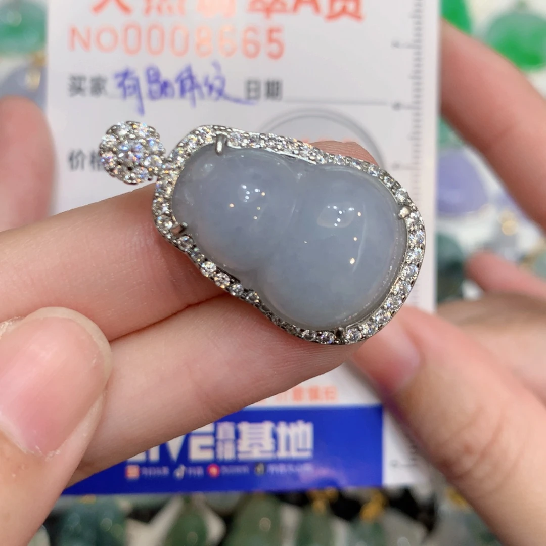 翡翠未镶嵌颈饰葫芦