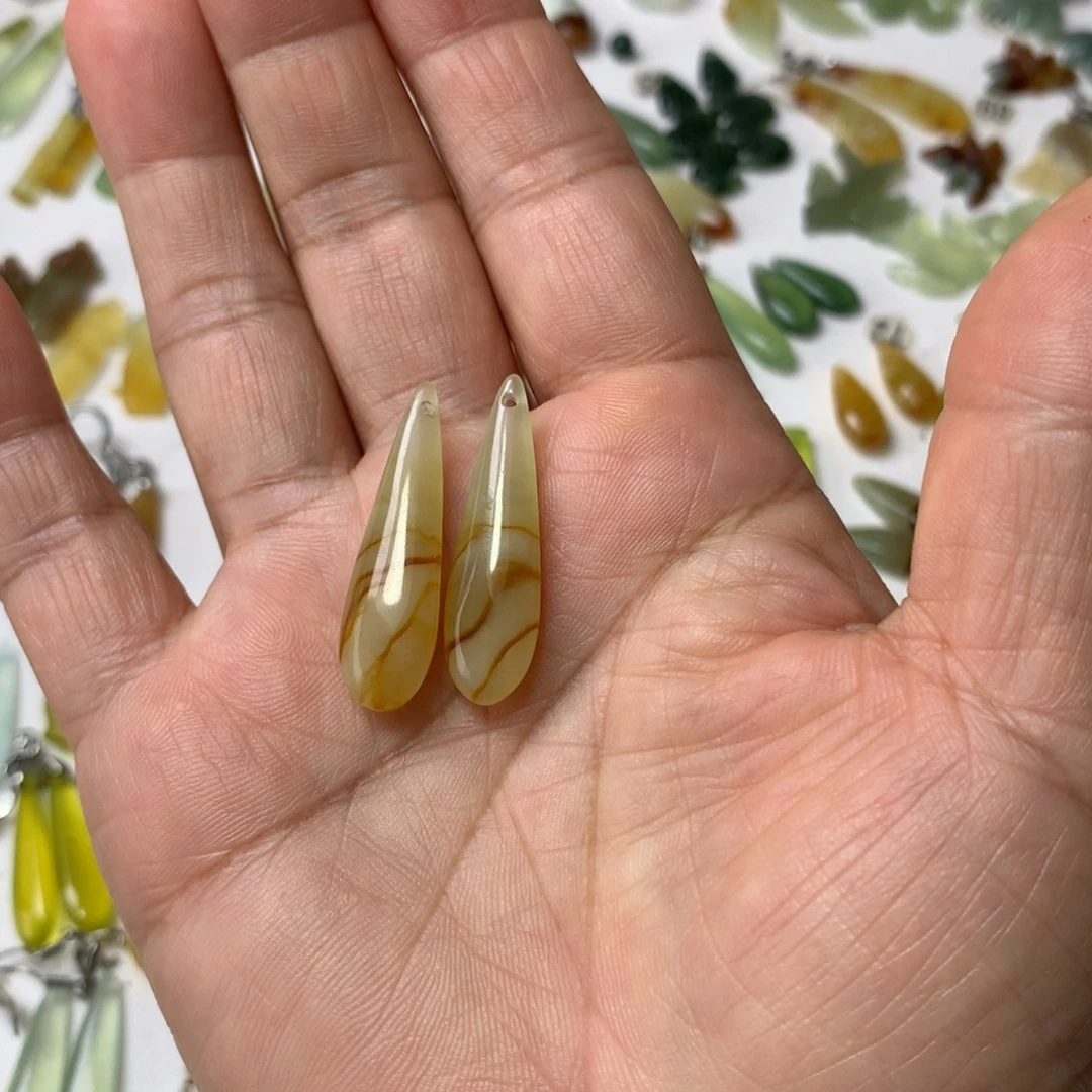 依***依未镶嵌蛇纹石玉耳环