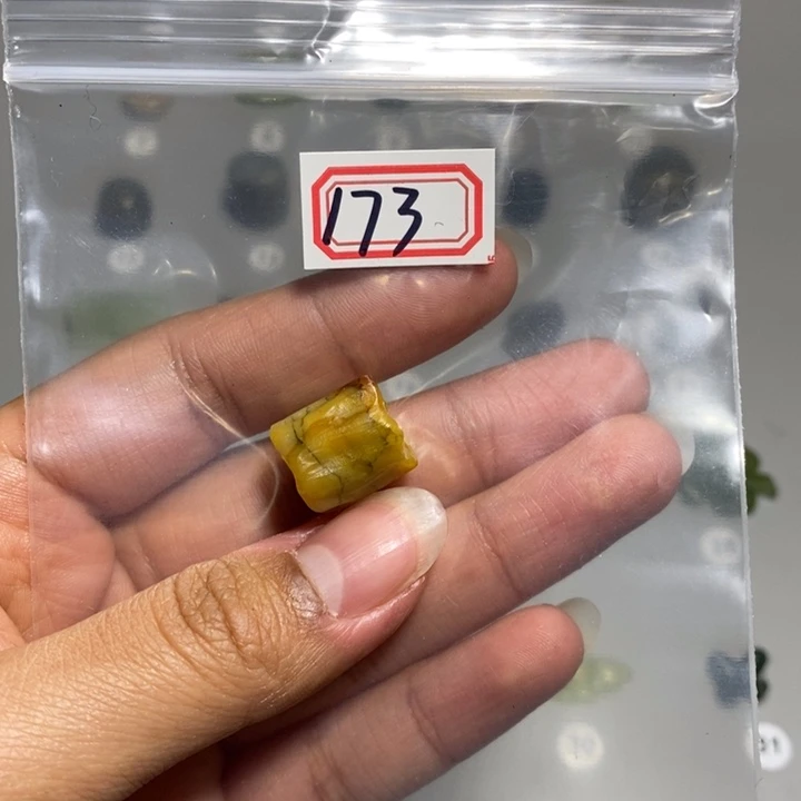 蛇纹石玉颈饰未镶嵌草***子