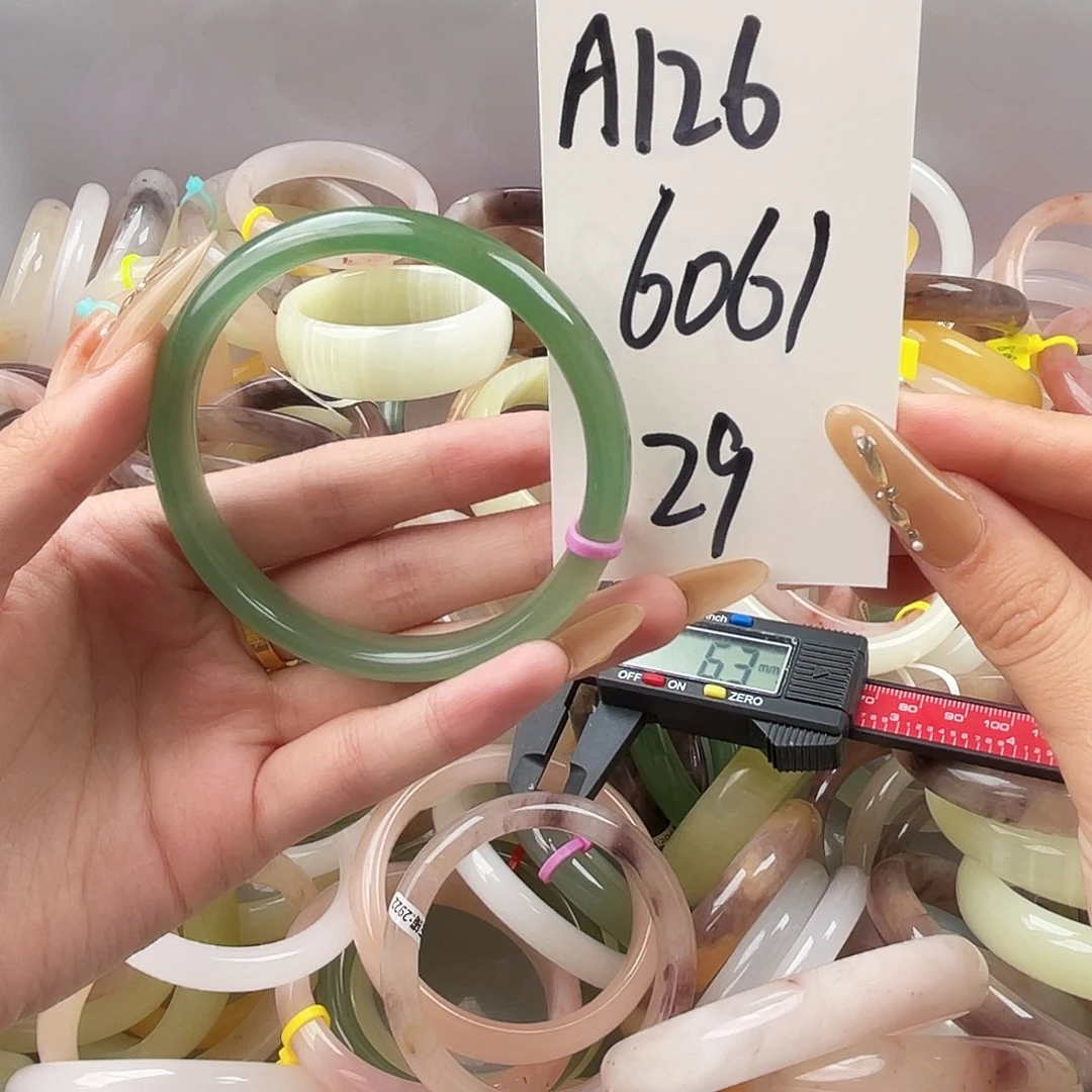 石英质玉未镶嵌手镯A126