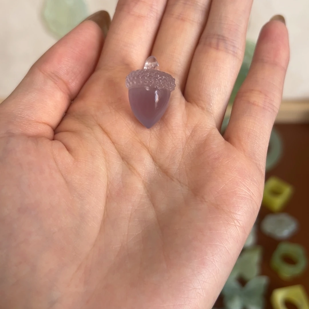 蛇纹石玉未镶嵌颈饰莹石松果吊坠