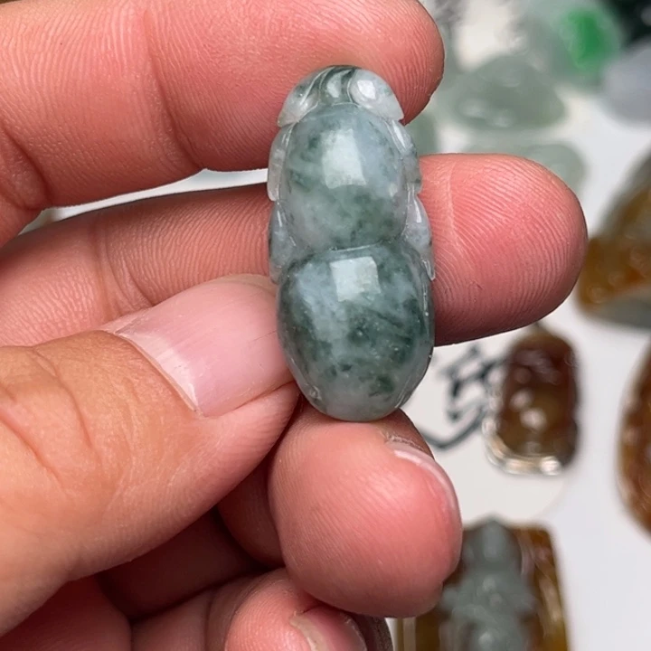 翡翠未镶嵌颈饰葫芦