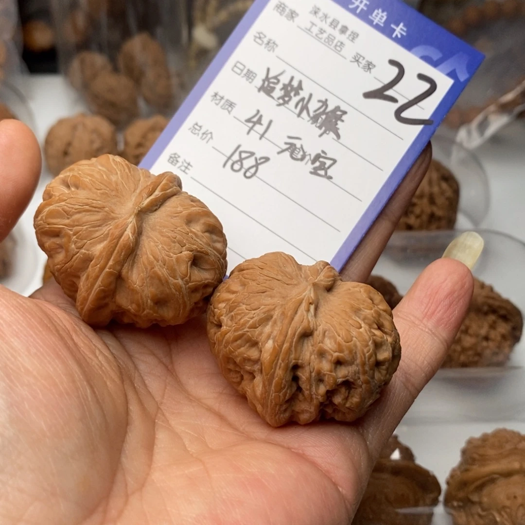 追***猴文玩核桃把件平谷元宝